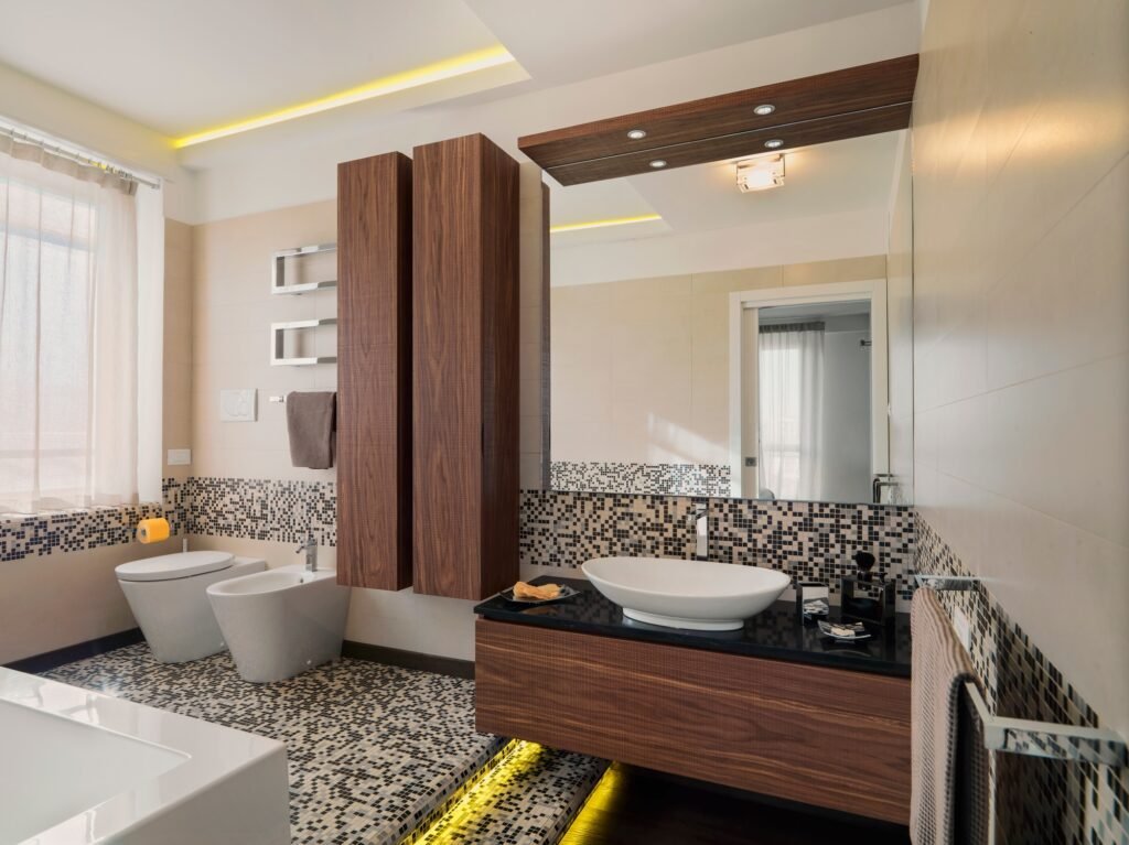 Salle de bain à Amiens avec meuble suspendu en bois, vasque posée et carrelage mosaïque au sol.