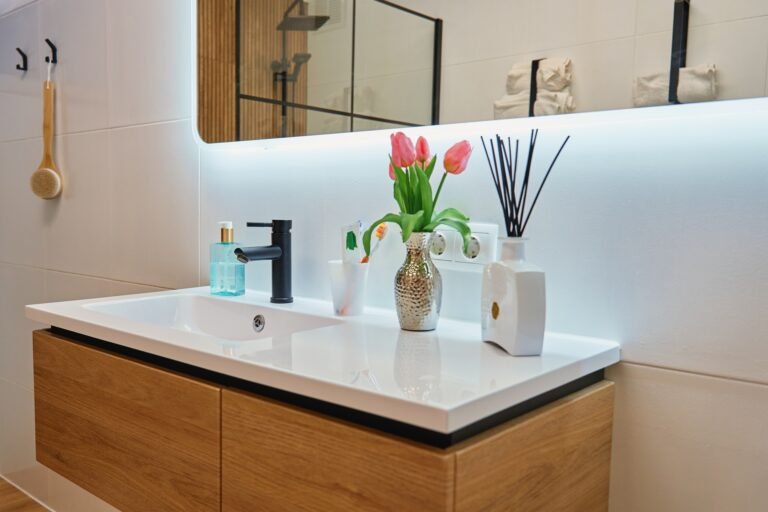 Meuble vasque suspendu en bois à Amiens avec robinet noir, miroir rétroéclairé et décoration tulipes.