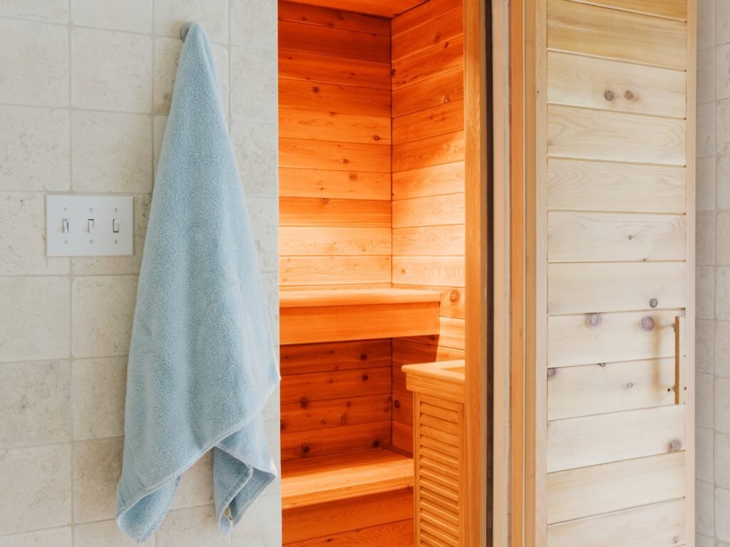 Salle de bain PMR à Amiens avec douche à l’italienne, barre d’appui et carrelage métro blanc.