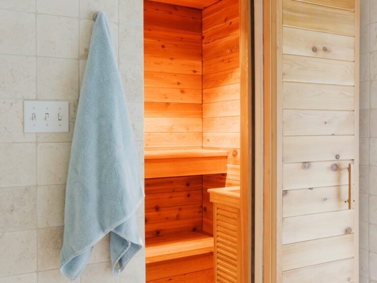 Salle de bain PMR à Amiens avec douche à l’italienne, barre d’appui et carrelage métro blanc.