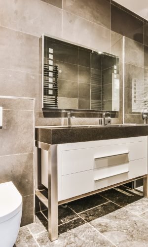 Salle de bain contemporaine à Amiens avec carrelage gris foncé, meuble sous-vasque blanc sur structure métallique et douche à l’italienn.