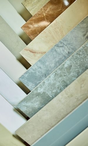 Échantillons de carrelage de salle de bain variés à Amiens.